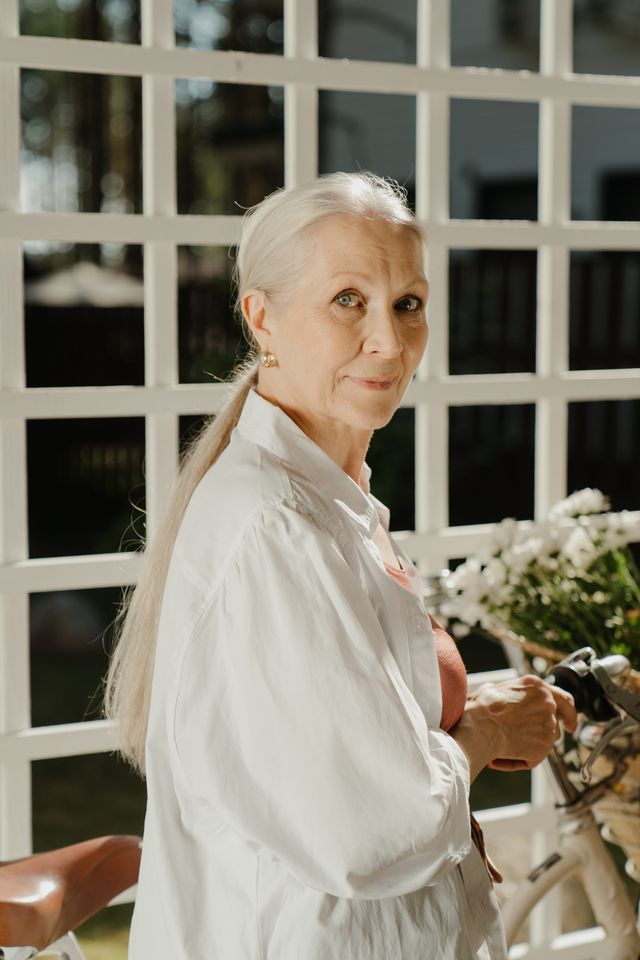 Senior lisant des conseils d’actualité et de vie pratique
